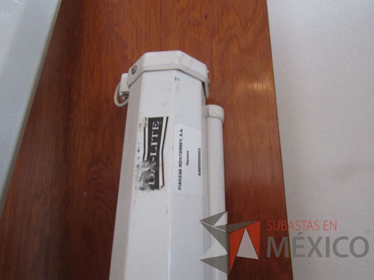 Lote 017 - Lote de 2 pantallas manuales para proyector, 1 de 220 cm y la otra de 185 cm - Imagen 12