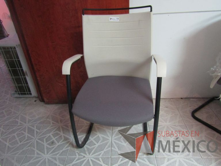 Lote 157 - Silla tipo trineo con descansabrazos, respaldo blanco de plástico, asiento en tela color gris