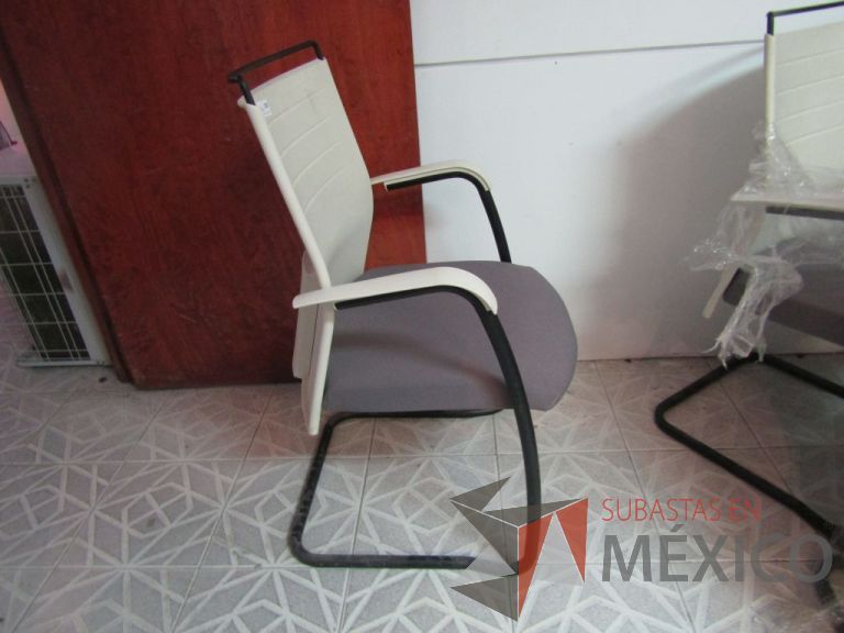 Lote 157 - Silla tipo trineo con descansabrazos, respaldo blanco de plástico, asiento en tela color gris - Imagen 2