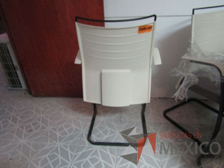 Lote 157 - Silla tipo trineo con descansabrazos, respaldo blanco de plástico, asiento en tela color gris - Imagen 3
