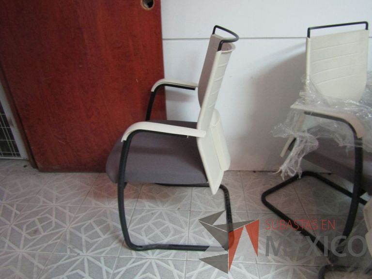 Lote 157 - Silla tipo trineo con descansabrazos, respaldo blanco de plástico, asiento en tela color gris - Imagen 4