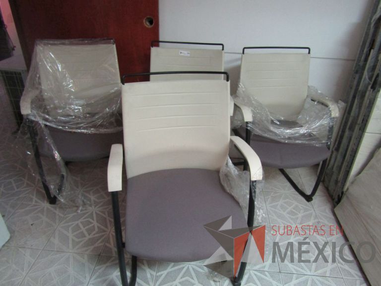 Lote 157 - Silla tipo trineo con descansabrazos, respaldo blanco de plástico, asiento en tela color gris - Imagen 5
