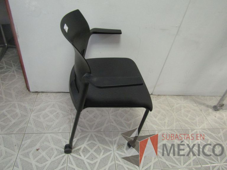 Lote 021 - Silla de visita con descansabrazos, patas metálicas con ruedas, asiento en tela color negro y respaldo de plástico color negro - Imagen 2