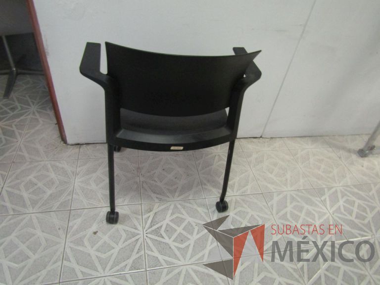 Lote 021 - Silla de visita con descansabrazos, patas metálicas con ruedas, asiento en tela color negro y respaldo de plástico color negro - Imagen 3