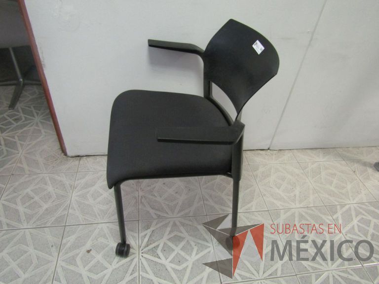 Lote 021 - Silla de visita con descansabrazos, patas metálicas con ruedas, asiento en tela color negro y respaldo de plástico color negro - Imagen 4