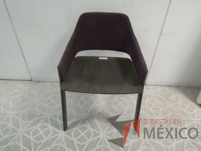 Lote 097 - Silla fija de madera con respaldo en tela color uva