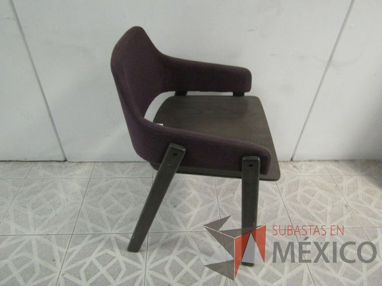 Lote 097 - Silla fija de madera con respaldo en tela color uva - Imagen 2