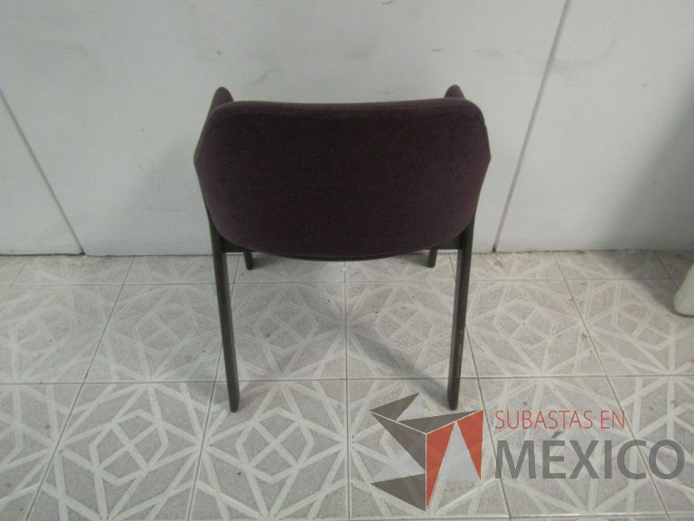 Lote 097 - Silla fija de madera con respaldo en tela color uva - Imagen 3