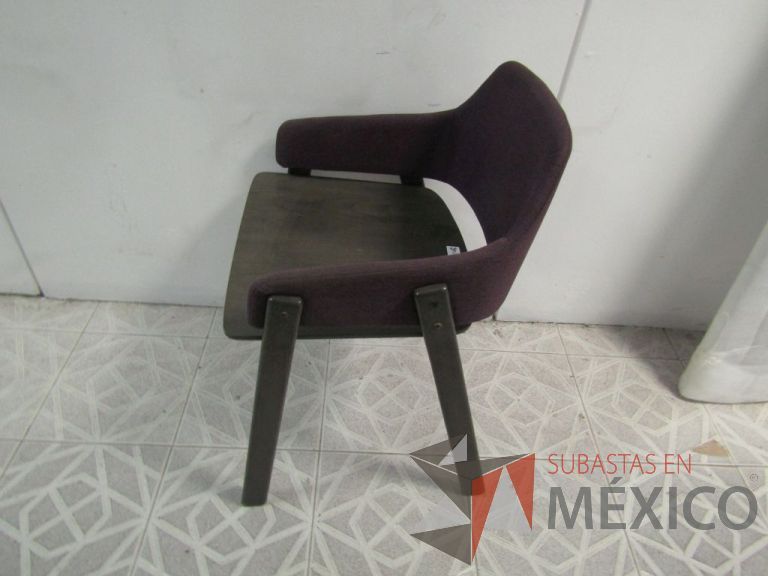 Lote 097 - Silla fija de madera con respaldo en tela color uva - Imagen 4