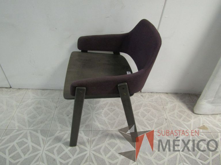 Lote 097 - Silla fija de madera con respaldo en tela color uva - Imagen 5