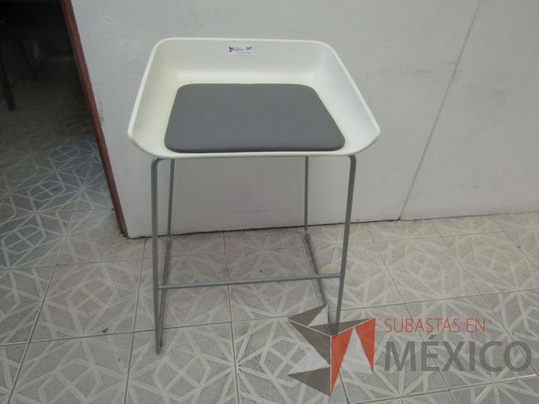 Lote 026 - Silla periquera, patas metálicas, asiento en tela color gris