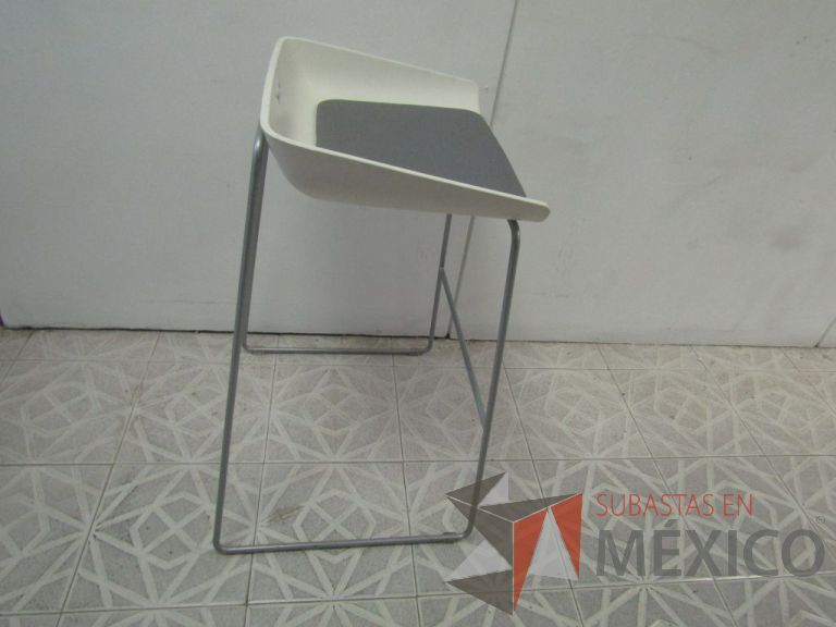 Lote 026 - Silla periquera, patas metálicas, asiento en tela color gris - Imagen 2