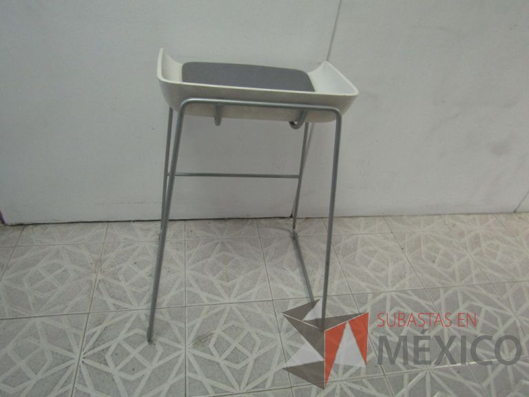 Lote 026 - Silla periquera, patas metálicas, asiento en tela color gris - Imagen 3