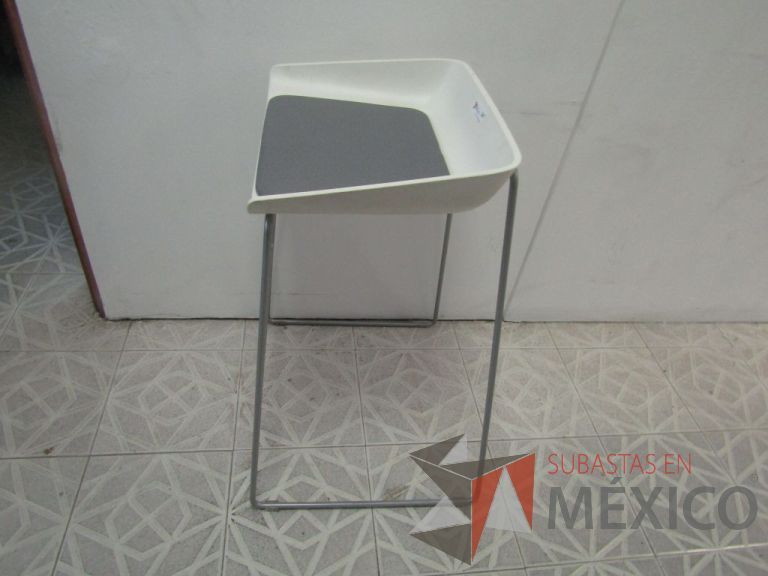 Lote 026 - Silla periquera, patas metálicas, asiento en tela color gris - Imagen 4