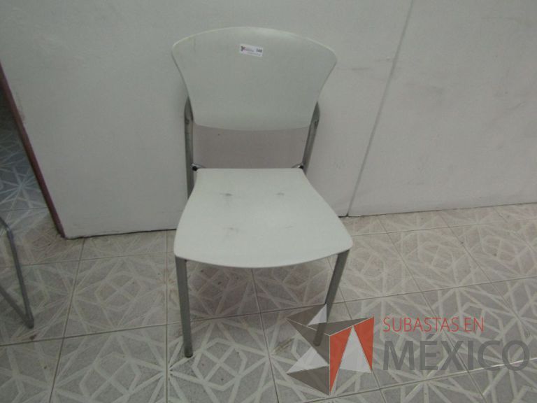 Lote 027 - Silla de visita, respaldo y asiento en plástico, patas metálicas