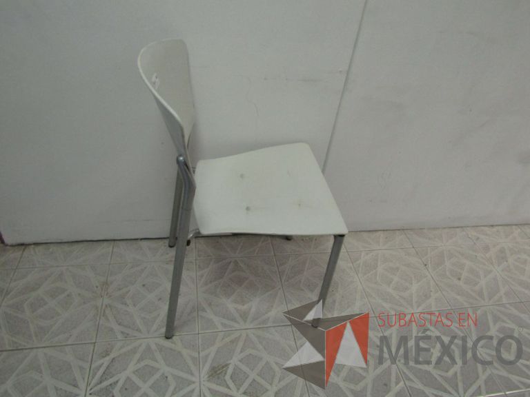 Lote 027 - Silla de visita, respaldo y asiento en plástico, patas metálicas - Imagen 2