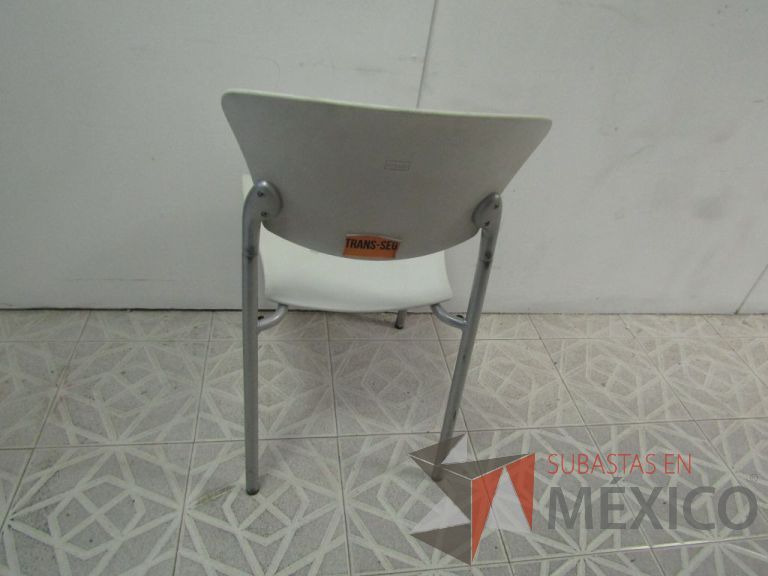 Lote 027 - Silla de visita, respaldo y asiento en plástico, patas metálicas - Imagen 3