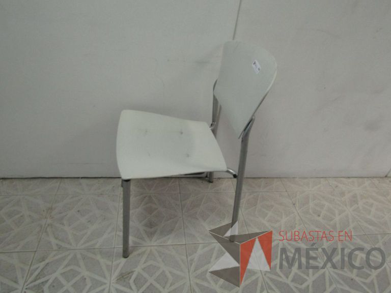 Lote 027 - Silla de visita, respaldo y asiento en plástico, patas metálicas - Imagen 4