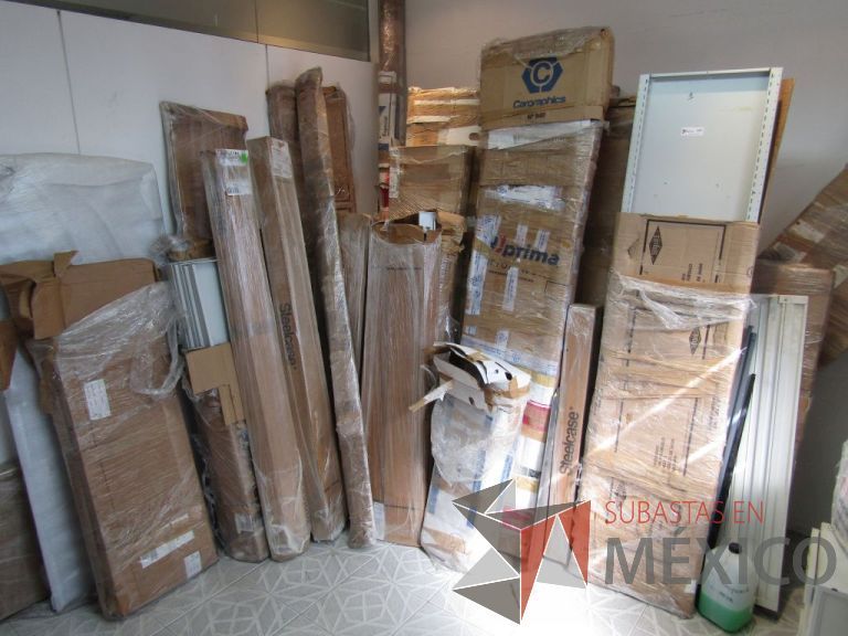 Lote 030 - Lote de aproximadamente 33 empaques de accesorios para estación de trabajo, algunos de los accesorios son nuevos