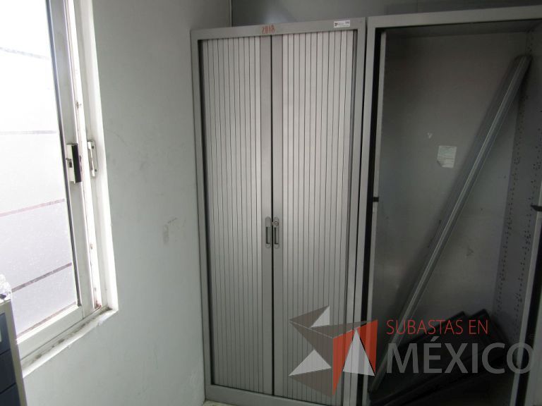 Lote 031 - Gabinete alto metálico con 2 puertas corredizas y 5 entrepaños