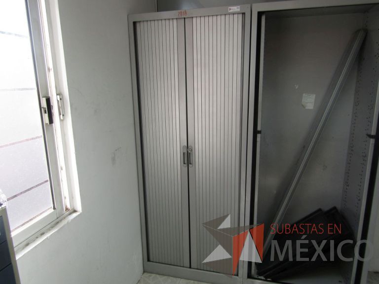 Lote 031 - Gabinete alto metálico con 2 puertas corredizas y 5 entrepaños - Imagen 2