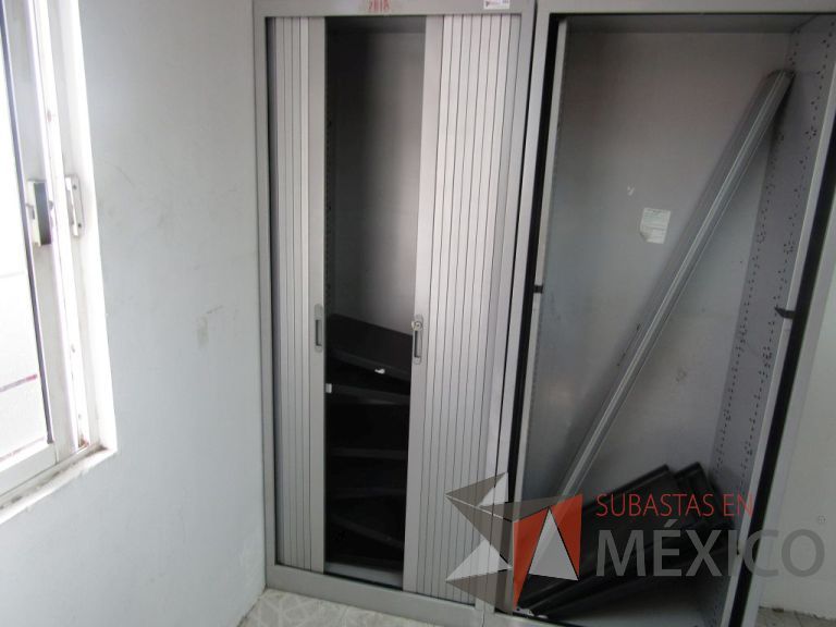 Lote 031 - Gabinete alto metálico con 2 puertas corredizas y 5 entrepaños - Imagen 4