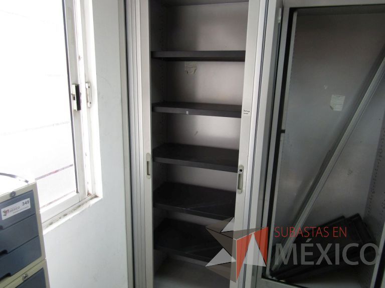 Lote 031 - Gabinete alto metálico con 2 puertas corredizas y 5 entrepaños - Imagen 5