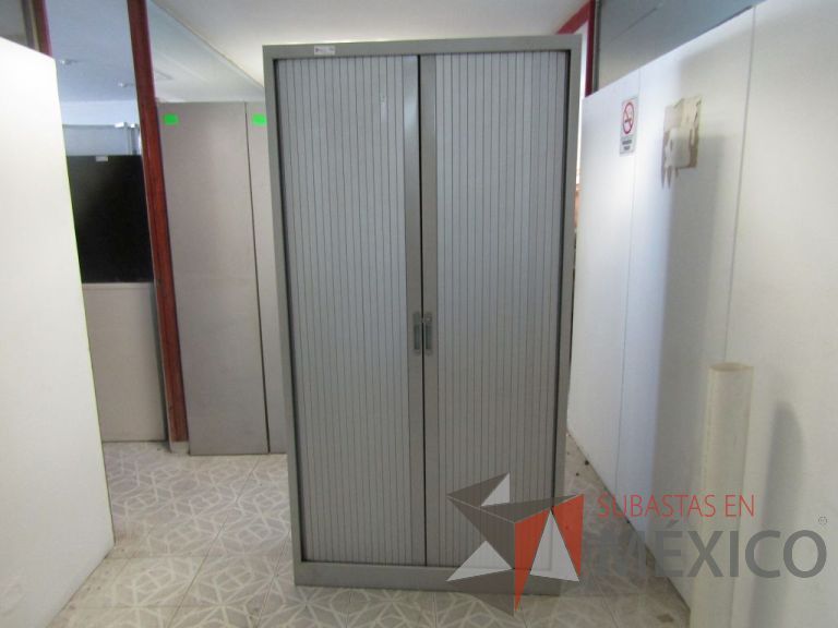 Lote 037 - Gabinete alto metálico con 2 puertas corredizas sin entrepaños