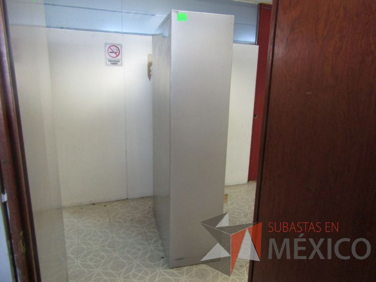 Lote 037 - Gabinete alto metálico con 2 puertas corredizas sin entrepaños - Imagen 2