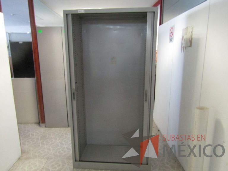 Lote 037 - Gabinete alto metálico con 2 puertas corredizas sin entrepaños - Imagen 5