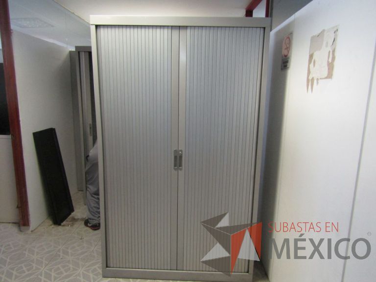 Lote 039 - Gabinete alto metálico con 2 puertas corredizas y 5 entrepaños