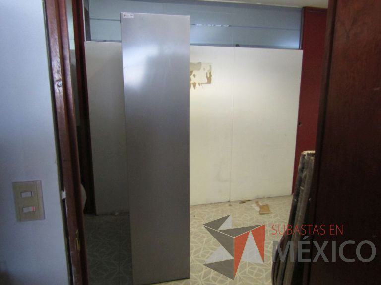 Lote 039 - Gabinete alto metálico con 2 puertas corredizas y 5 entrepaños - Imagen 2