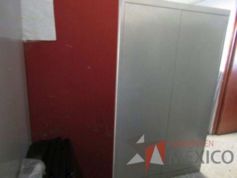 Lote 039 - Gabinete alto metálico con 2 puertas corredizas y 5 entrepaños - Imagen 3