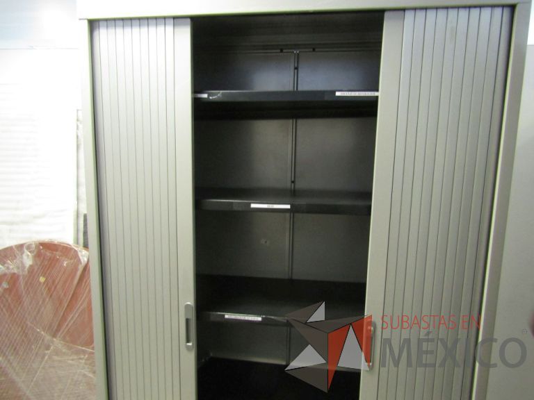 Lote 039 - Gabinete alto metálico con 2 puertas corredizas y 5 entrepaños - Imagen 4