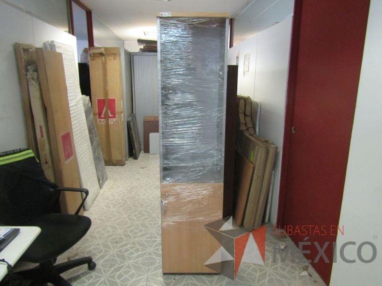 Lote 043 - Gabinete alto 1 puerta en la parte inferior y en la parte superior, espacio para 2 entrepaños - Imagen 2