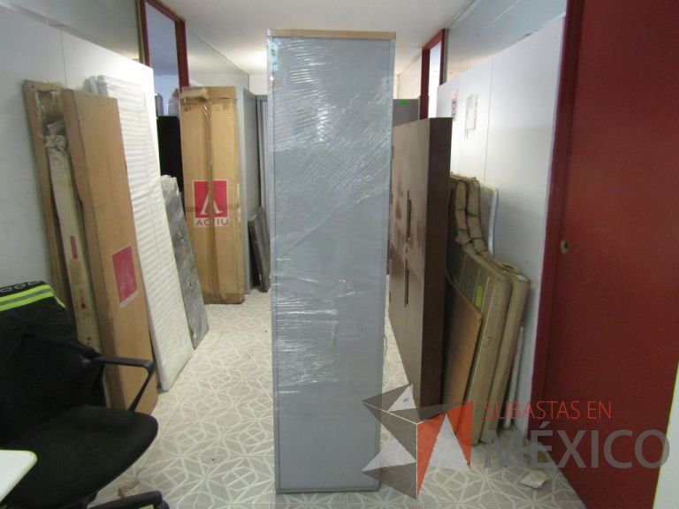 Lote 043 - Gabinete alto 1 puerta en la parte inferior y en la parte superior, espacio para 2 entrepaños - Imagen 3