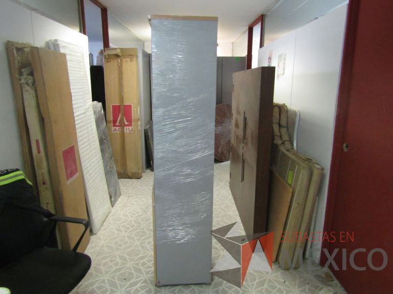 Lote 043 - Gabinete alto 1 puerta en la parte inferior y en la parte superior, espacio para 2 entrepaños - Imagen 4