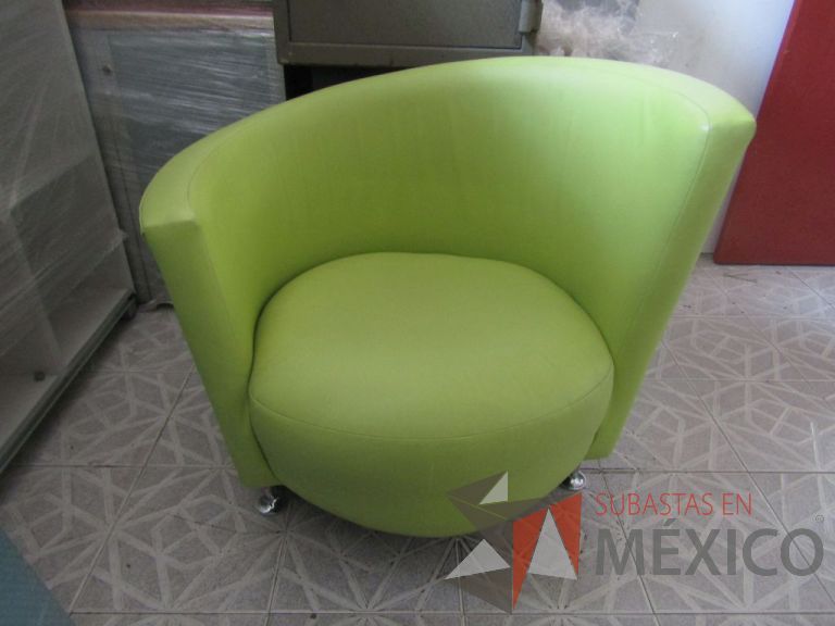 Lote 045 - Sillón tipo piel color verde, respaldo en forma curva, patas metálicas