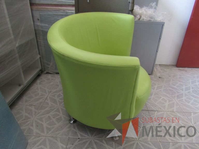 Lote 045 - Sillón tipo piel color verde, respaldo en forma curva, patas metálicas - Imagen 2