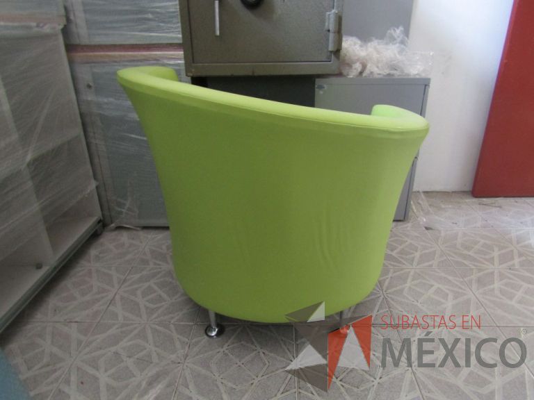 Lote 045 - Sillón tipo piel color verde, respaldo en forma curva, patas metálicas - Imagen 3