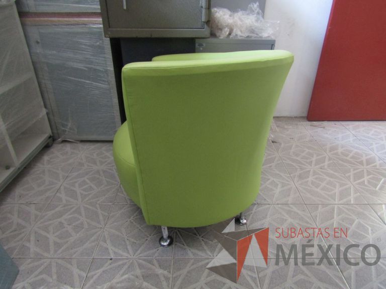 Lote 045 - Sillón tipo piel color verde, respaldo en forma curva, patas metálicas - Imagen 4
