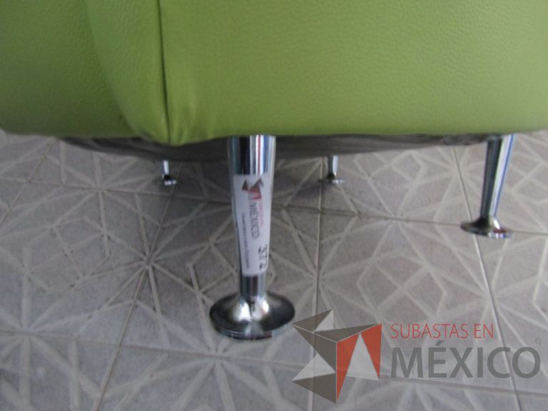 Lote 045 - Sillón tipo piel color verde, respaldo en forma curva, patas metálicas - Imagen 5