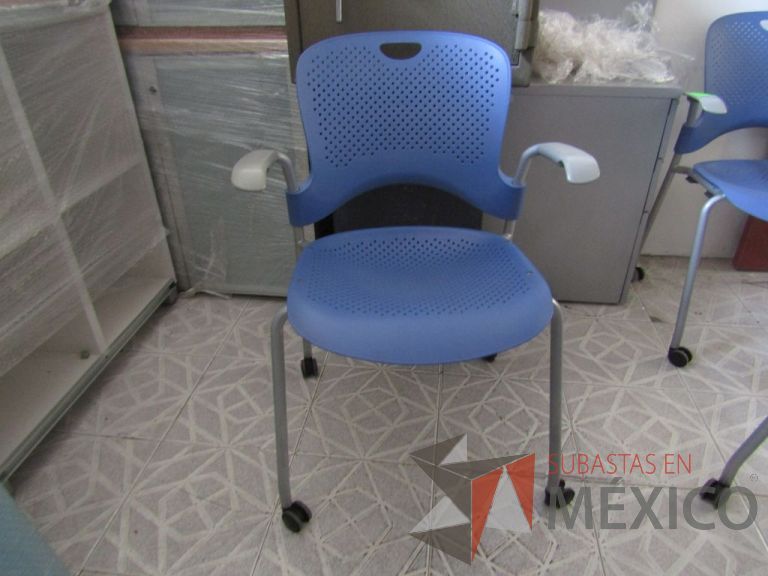 Lote 138 - Silla de visita Herman Miller, asiento y respaldo en plástico color azul claro, patas metálicas con ruedas