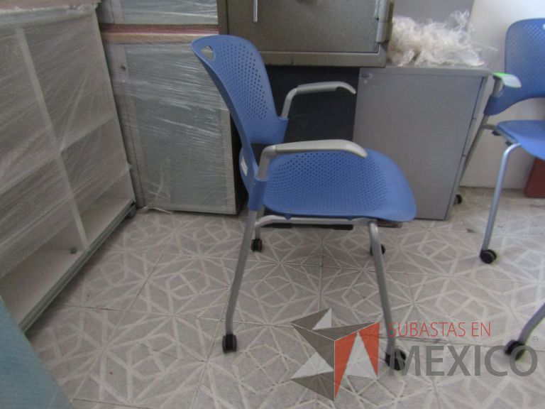 Lote 138 - Silla de visita Herman Miller, asiento y respaldo en plástico color azul claro, patas metálicas con ruedas - Imagen 2