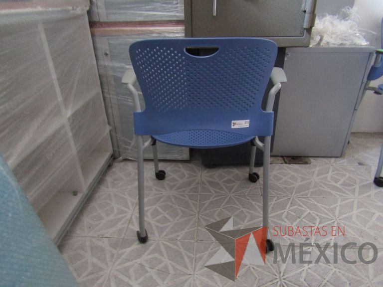 Lote 138 - Silla de visita Herman Miller, asiento y respaldo en plástico color azul claro, patas metálicas con ruedas - Imagen 3