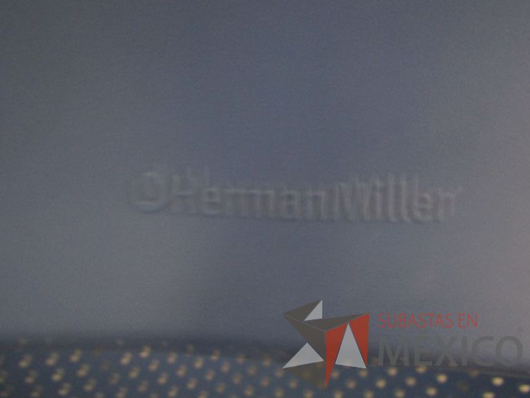 Lote 138 - Silla de visita Herman Miller, asiento y respaldo en plástico color azul claro, patas metálicas con ruedas - Imagen 4