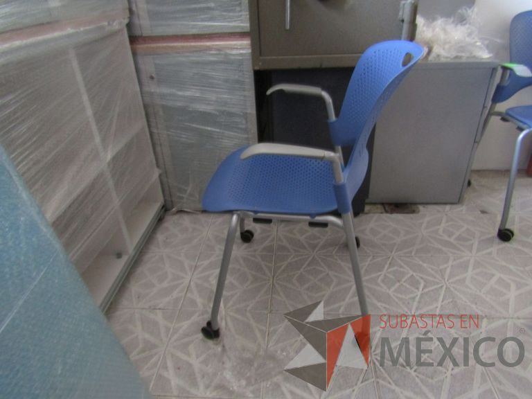 Lote 138 - Silla de visita Herman Miller, asiento y respaldo en plástico color azul claro, patas metálicas con ruedas - Imagen 5