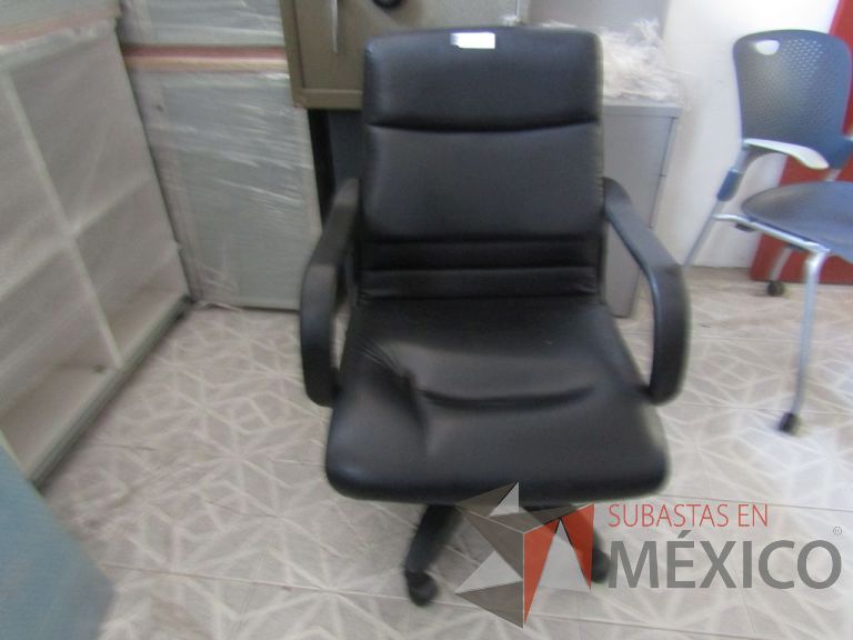 Lote 048 - Silla ejecutiva asiento y respaldo tipo piel color negra, con ruedas, descansabrazos