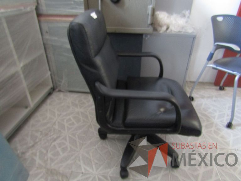 Lote 048 - Silla ejecutiva asiento y respaldo tipo piel color negra, con ruedas, descansabrazos - Imagen 2