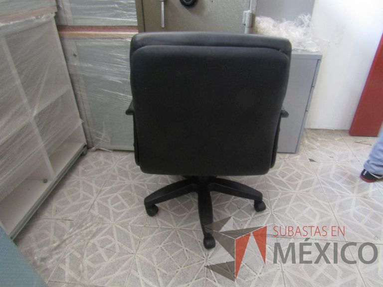 Lote 048 - Silla ejecutiva asiento y respaldo tipo piel color negra, con ruedas, descansabrazos - Imagen 3